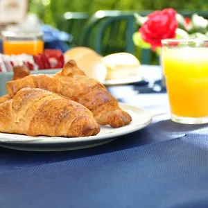 https://villa-chiara-lazise.hotelinveneto.com